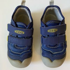 Keen Knotch Hollow Double Strap Sneaker. Little Kids size 11